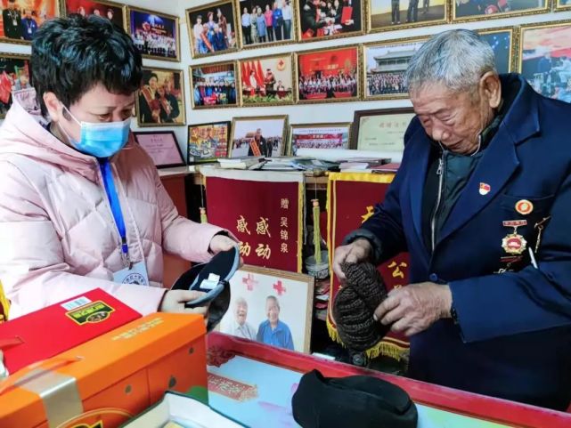 常务副会长钮曦一行专程来到天生港镇街道五星村"磨刀老人"吴锦泉家中