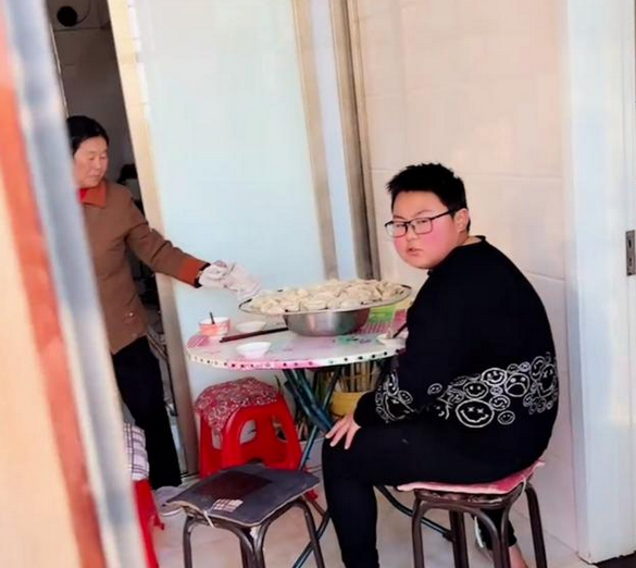 奥运冠军李雯雯回家过年,爸爸女儿获奖豪车接机,因晚起被奶奶骂