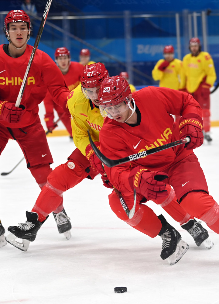 北京冬奥会冰球中国男队进行第二场训练