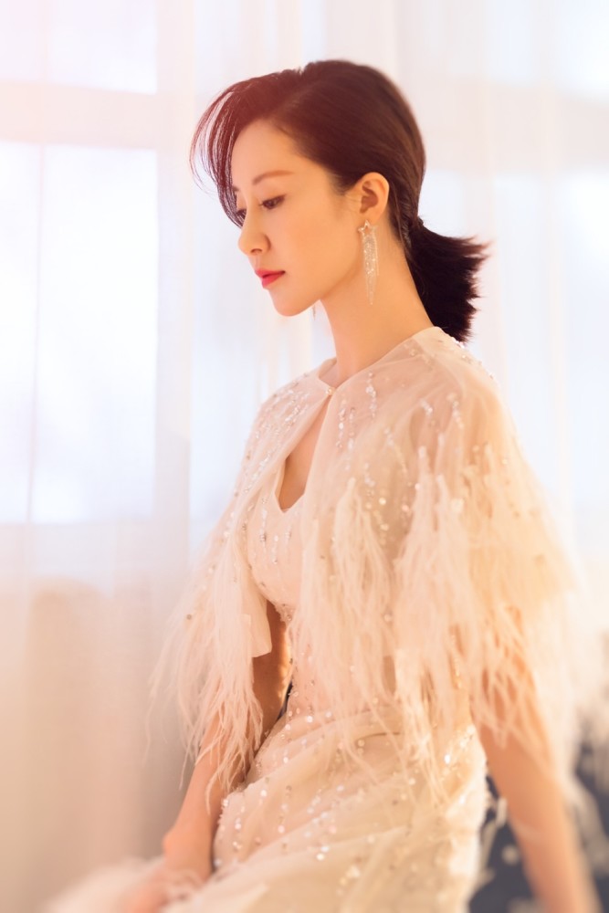 舒畅的状态绝了一袭白色羽毛裙温柔大方满满的少女感扑面而来