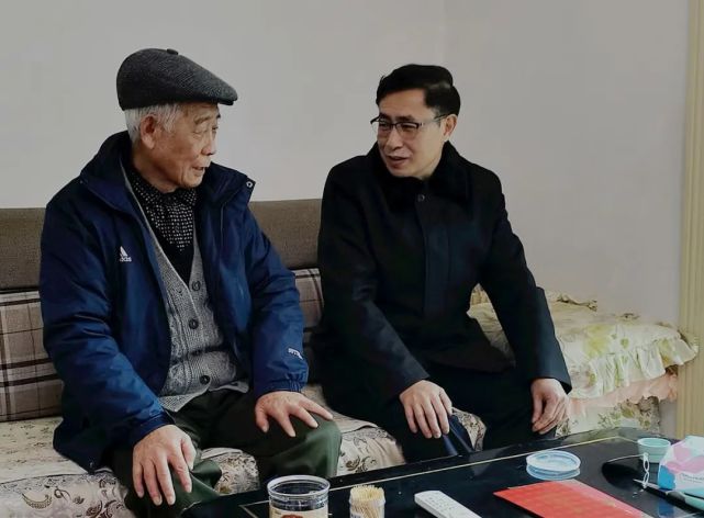 省监狱局党委副书记,政委涂晓华到俞玉琨老同志家走访慰问省司法厅