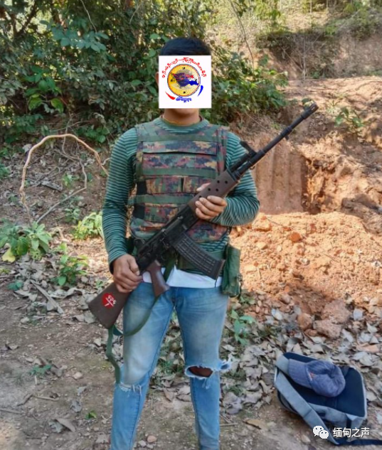 缅甸军方1名士兵身穿破洞牛仔裤,全副武装向民武投诚