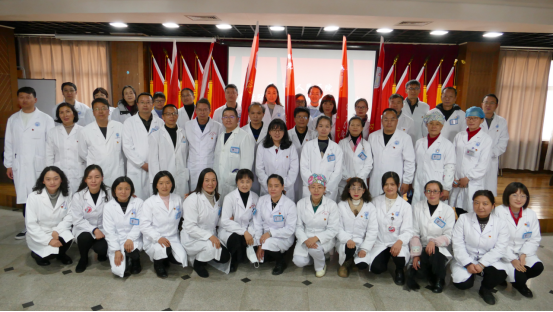 嵩明县人民医院举行疫情防控党员先锋队授旗仪式