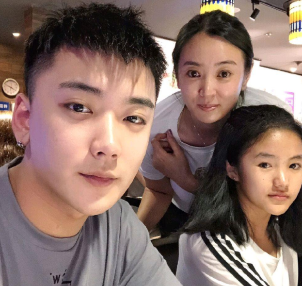 崔晋晒李勒优无美颜照皮肤黝黑头发打绺网友坑妹妹一把好手