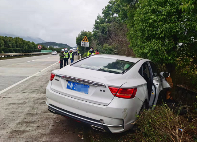 泉南高速两车追尾致人员受伤交警蜀黍及时救助平安春运交警同行