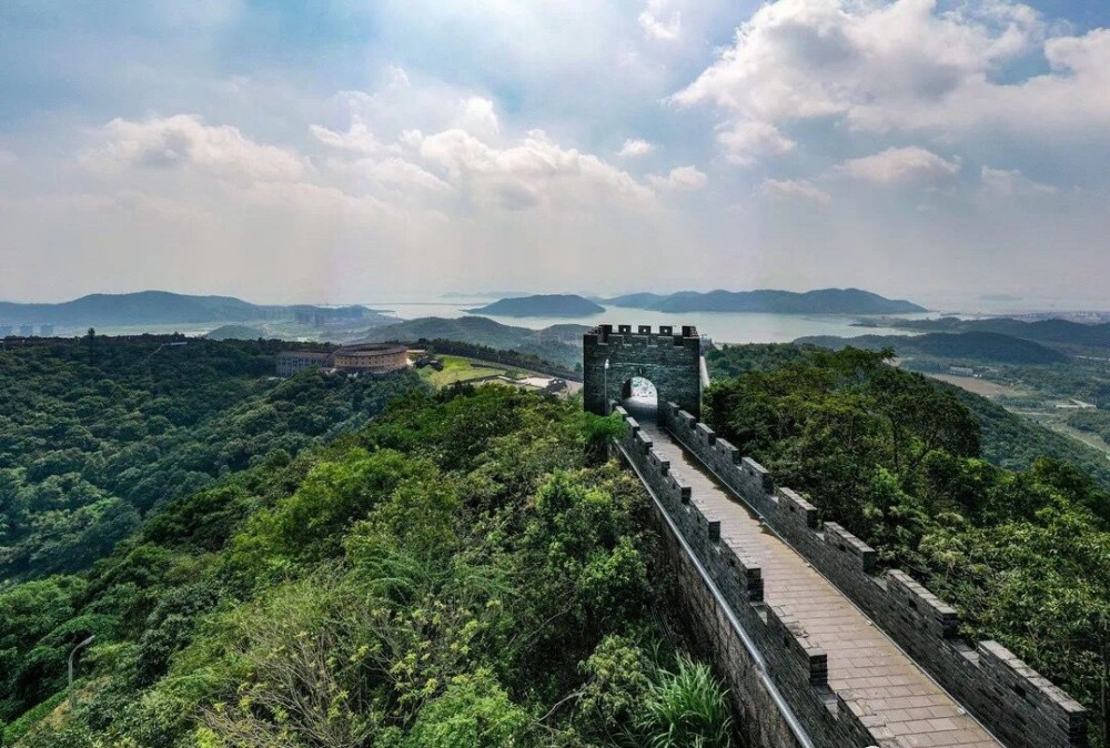 线路四:滨海休闲之旅上午游览黄贤景区,爬海上长城,远眺宁波湾;下午