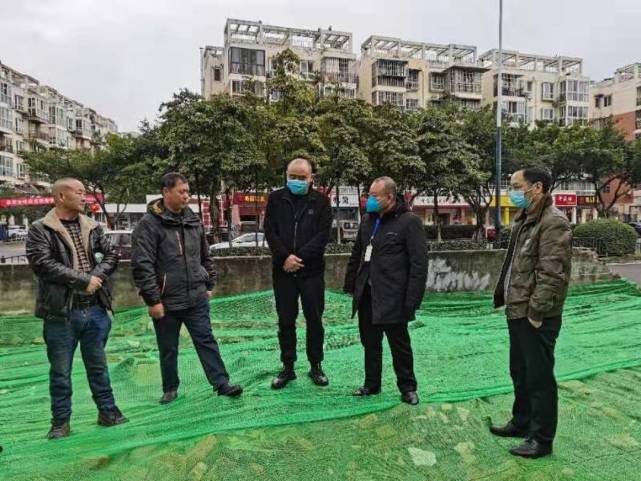 龙泉驿区龙泉街道龙平社区居民李大爷高兴地对街道纪检办负责人王勇