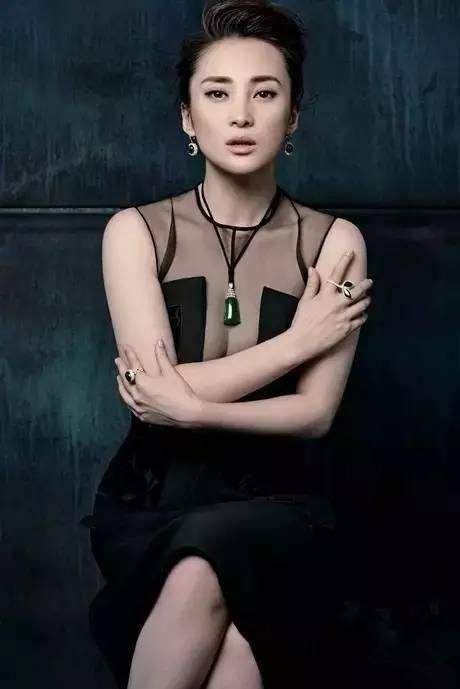 学女明星带翡翠,气场全开,拜年撑场面从不落空_腾讯新闻