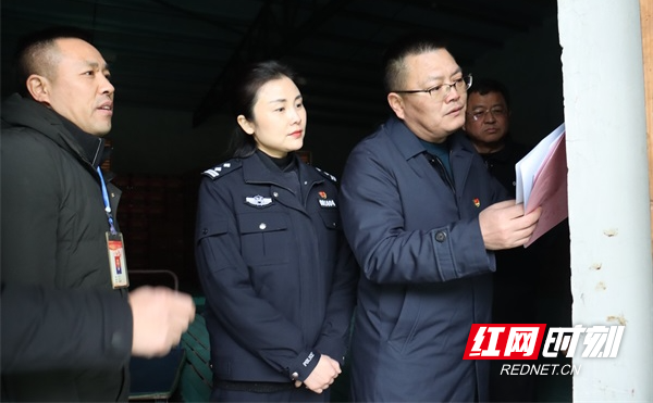 蒋佰平 陶雯 唐晨晖)1月27日,绥宁县委常委,政法委书记罗杰带队深入