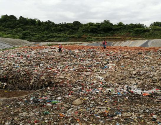 图为黔城镇生活垃圾填埋场整改前图为黔城镇生活垃圾填埋场整改覆膜后