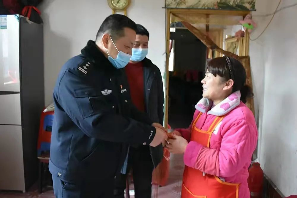 情系困难户慰问暖人心双清区副区长公安分局局长罗伟成