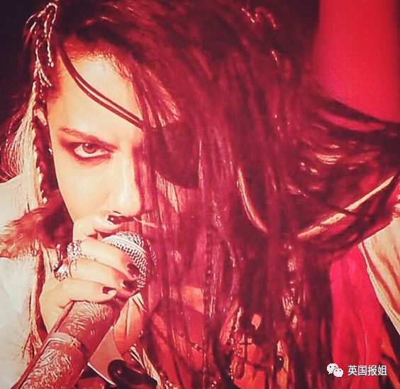 哪一个不是气势十足?在舞台上,他造型百变,是海盗,堕天使,花魁.