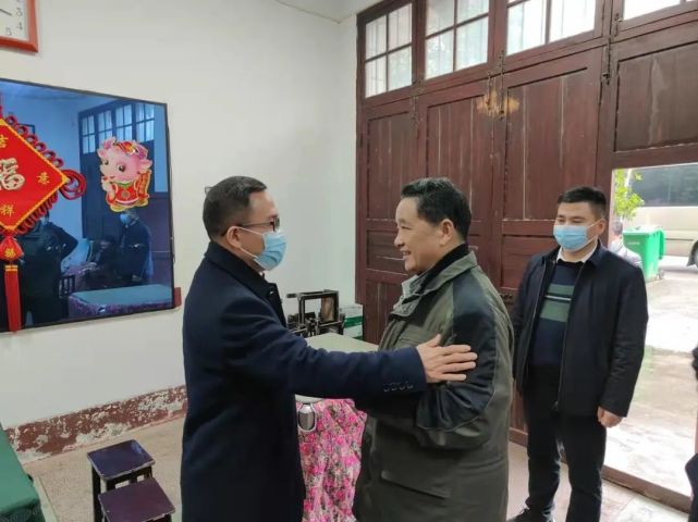 县委书记邓涛一行春节前看望慰问离退休老干部