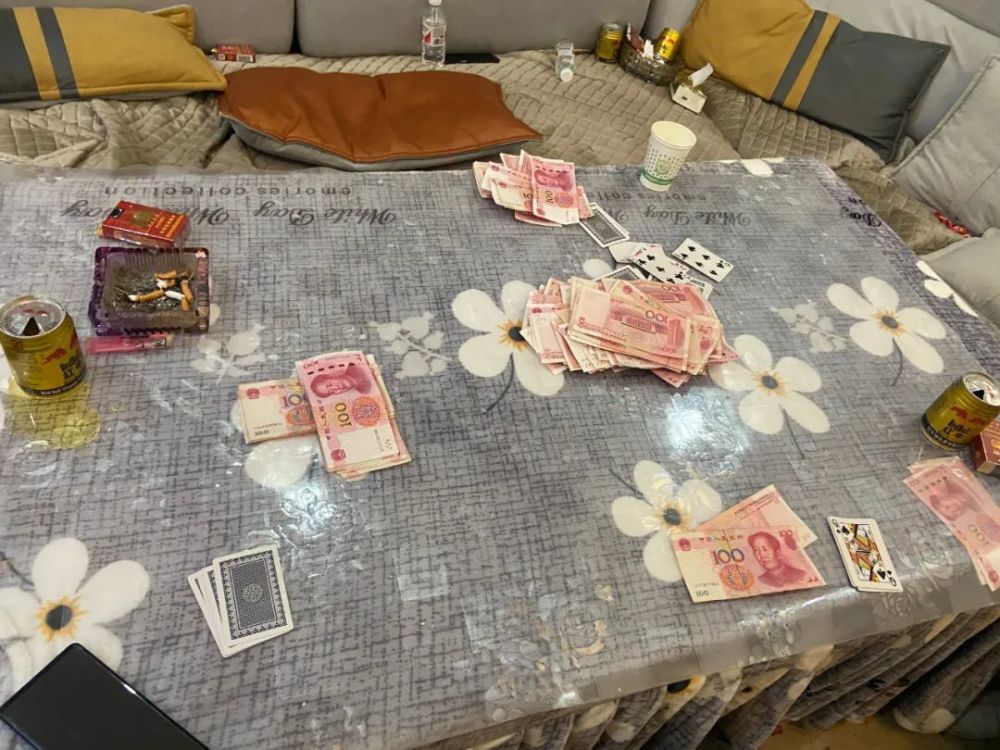 昭通这地16人聚众赌博被当场抓获他们将在拘留所过年