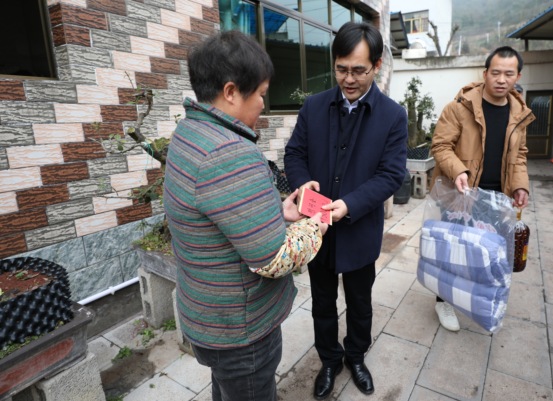 刘昌权首先来到永阳街道县府路,东门坝离退休老党员樊高荣,冉群莲家