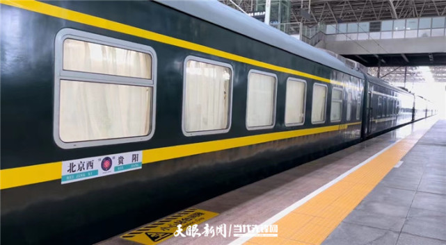 消毒半小时后,所有列车工作人员全都到达12号车厢进行点名并布置当日