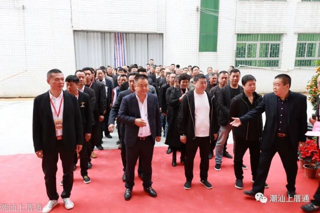 振奋人心今日胪岗上厝彩旗飘扬