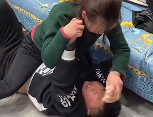 江苏一女生回家妈妈和弟弟扭打在一块爸爸淡定包饺子小场面