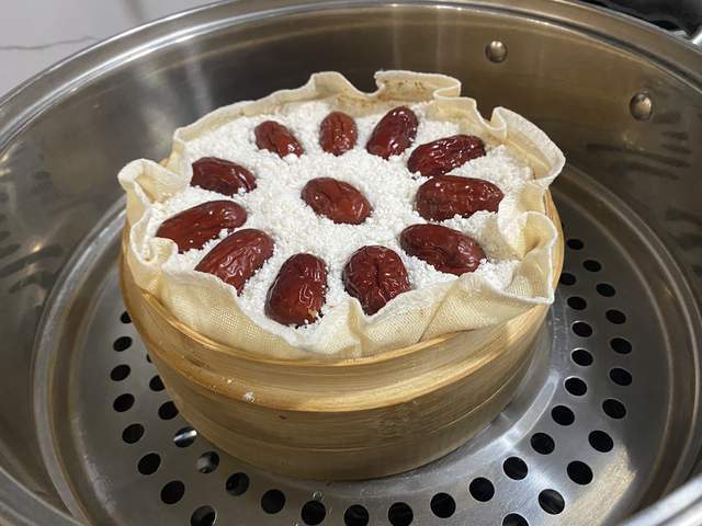 快过年了,教大家做年糕,上锅蒸一蒸,寓意年年高升,蒸蒸日上