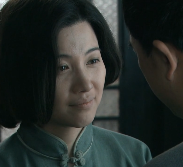 在《借枪》中,颜丙燕饰演的周淑真,原本是一个唱大鼓书的名角,后来