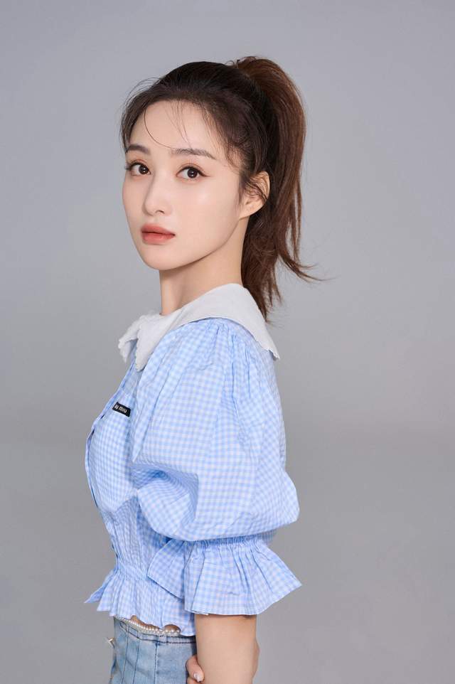 孙嘉璐大冬天吃冰淇淋勇气可嘉,"批发"的发饰亮了