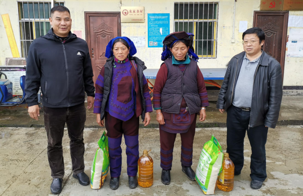 1月27日,州政务服务局到大坪乡白石寨村,靛塘村走访慰问了老党员和