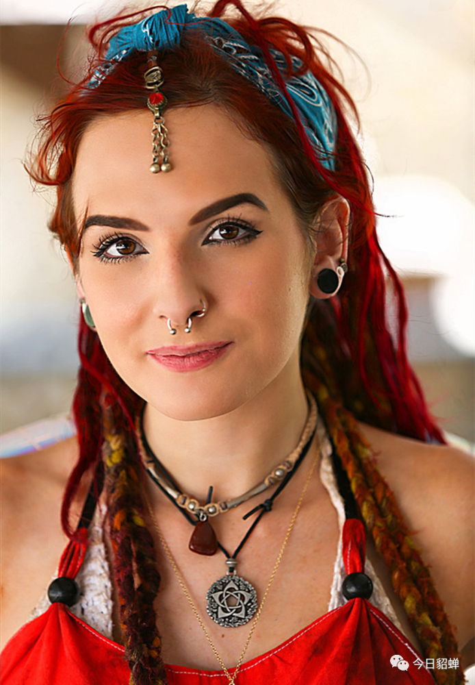 日常生活事务,也参与一些工作,因此以前的吉普赛女人携带占卜用的扑克