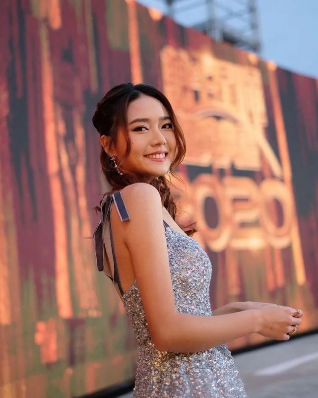 26岁tvb小花靠全裸争上位再公开胸前照