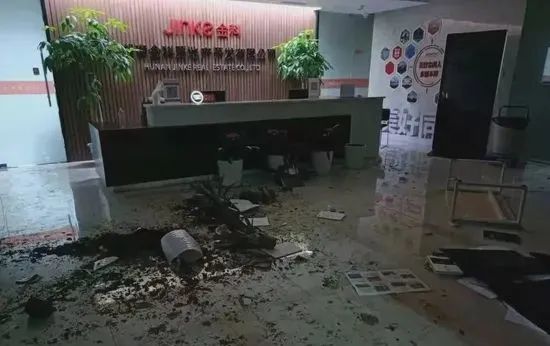 惊爆被砸一地产公司因拖欠农民工工资总部大楼被砸