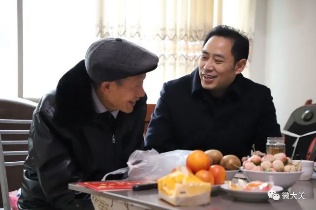 来到离退休老干部何自安家里,雷楚英与老同志畅谈近年来全县发展情况