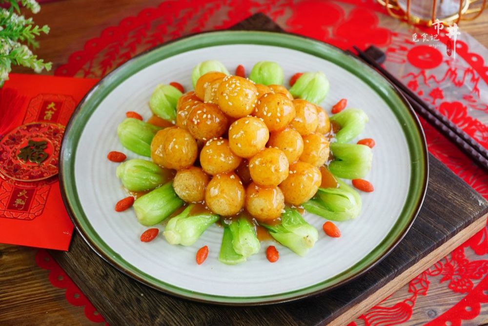 这道菜色彩艳丽,让人看起来赏心悦目,过年端上餐桌吃上一口"财源滚滚"