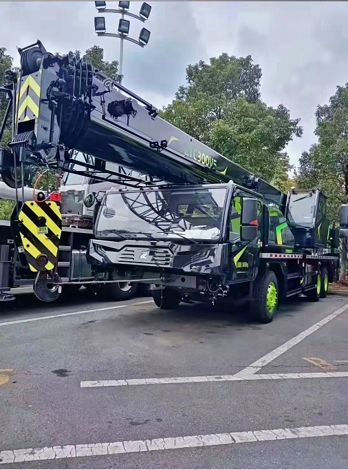 中联虎年爆款30吨吊车5节45米u型主臂可以选择黑武士涂装潍柴动力澎湃