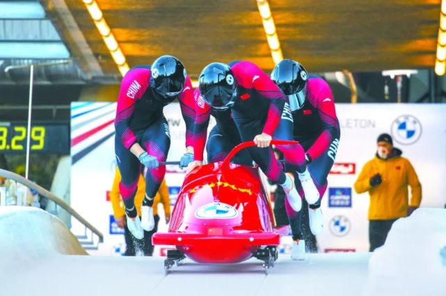 比賽時,由車手駕駛可操控方向的雪車在彎曲的u形冰質賽道上進行競速