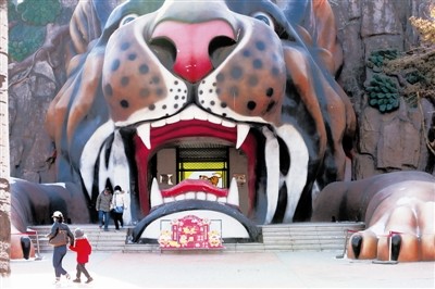 动物园大门重开狮虎豹备受瞩目