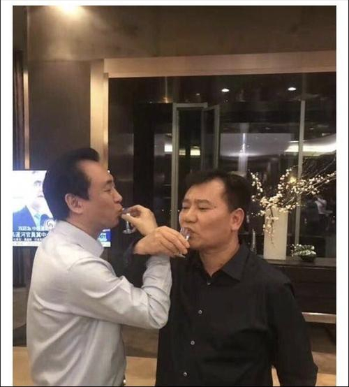 有人说,苏宁张近东和恒大许家印自从喝了交杯酒之后,资金流动性难题便