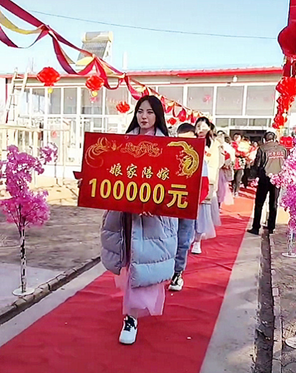 如果一味地抬高彩礼,让男方家负债累累,这么做无疑是在坑女儿,因为