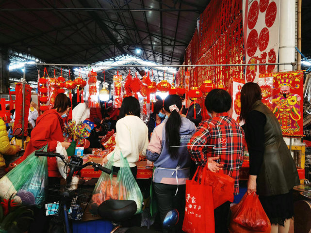 广州地铁旁有个热闹墟市春节前办年货叹品种齐年味浓