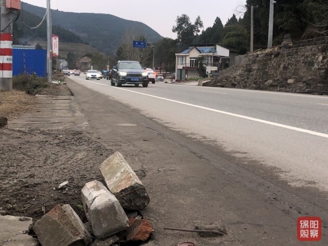 g245国道盐亭至富驿段反光标识不反光夜间行车有点慌辣1度