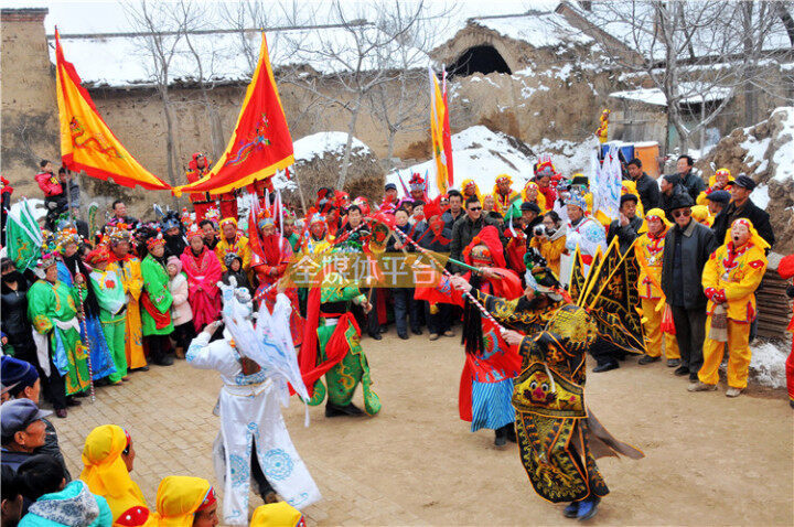 李星元 摄2017年,市民在西峰和谐广场猜灯谜.赵彩霞