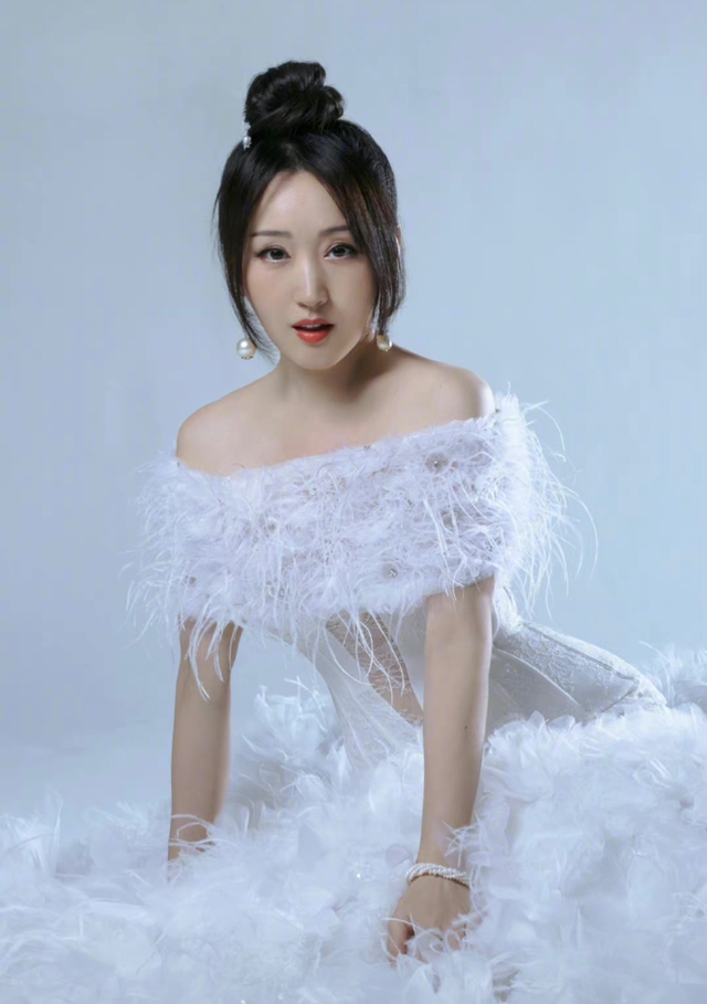 50岁杨钰莹晒大片身材纤细羽毛裙透视到腰部颜值状态似少女