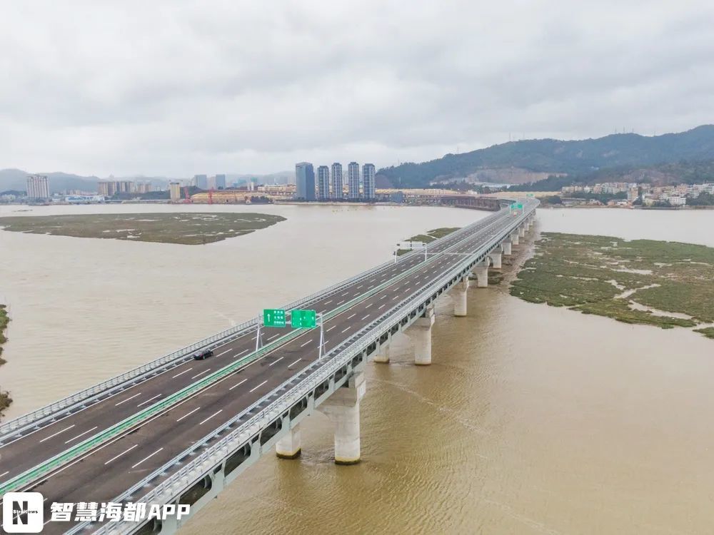 大橋融入到如一條鐵龍橫跨烏龍江橋樑向兩岸延伸道慶洲大橋的兩個主墩