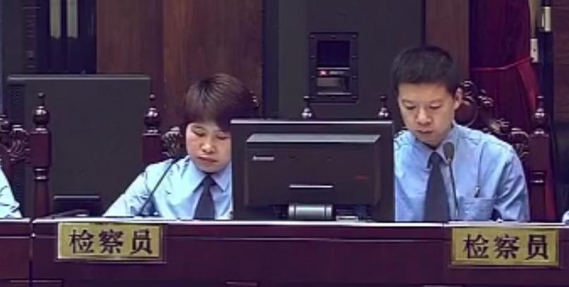 同时,李三元辩称当天是任小红先动的刀,并且用刀将