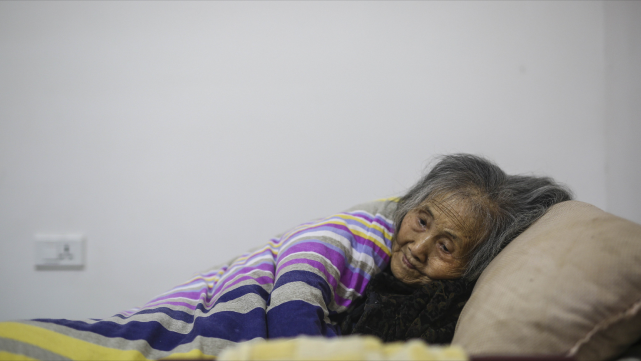 伟大的母爱九十二岁老母去世前含泪为智障儿子留下千斤粮食
