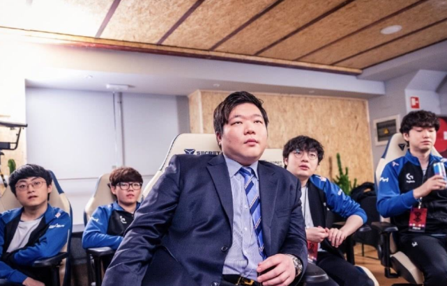 既然是成为了世界冠军的教练,在那个赛季结束之后,金教练不管是身价