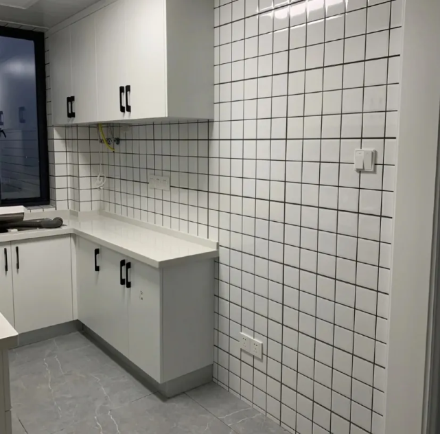 厨房墙面用"小白砖"是很好看,满满的清新日式风,但这些小白砖面积小