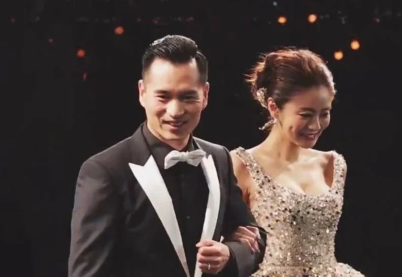 安以轩在酒店举行生日宴,席间与陈荣炼多次搂腰拥抱并同住酒店,疑似新