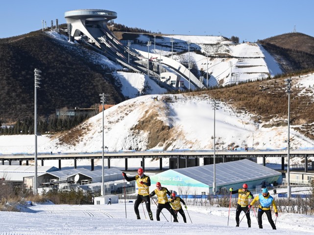 1月29日,運動員在國家越野滑雪中心訓練.