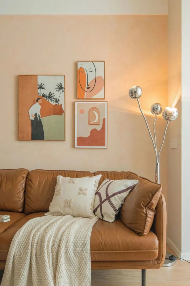 给新家添一抹文艺气息,更具温馨与活力 客厅:棕色系的沙发,搭配暖色