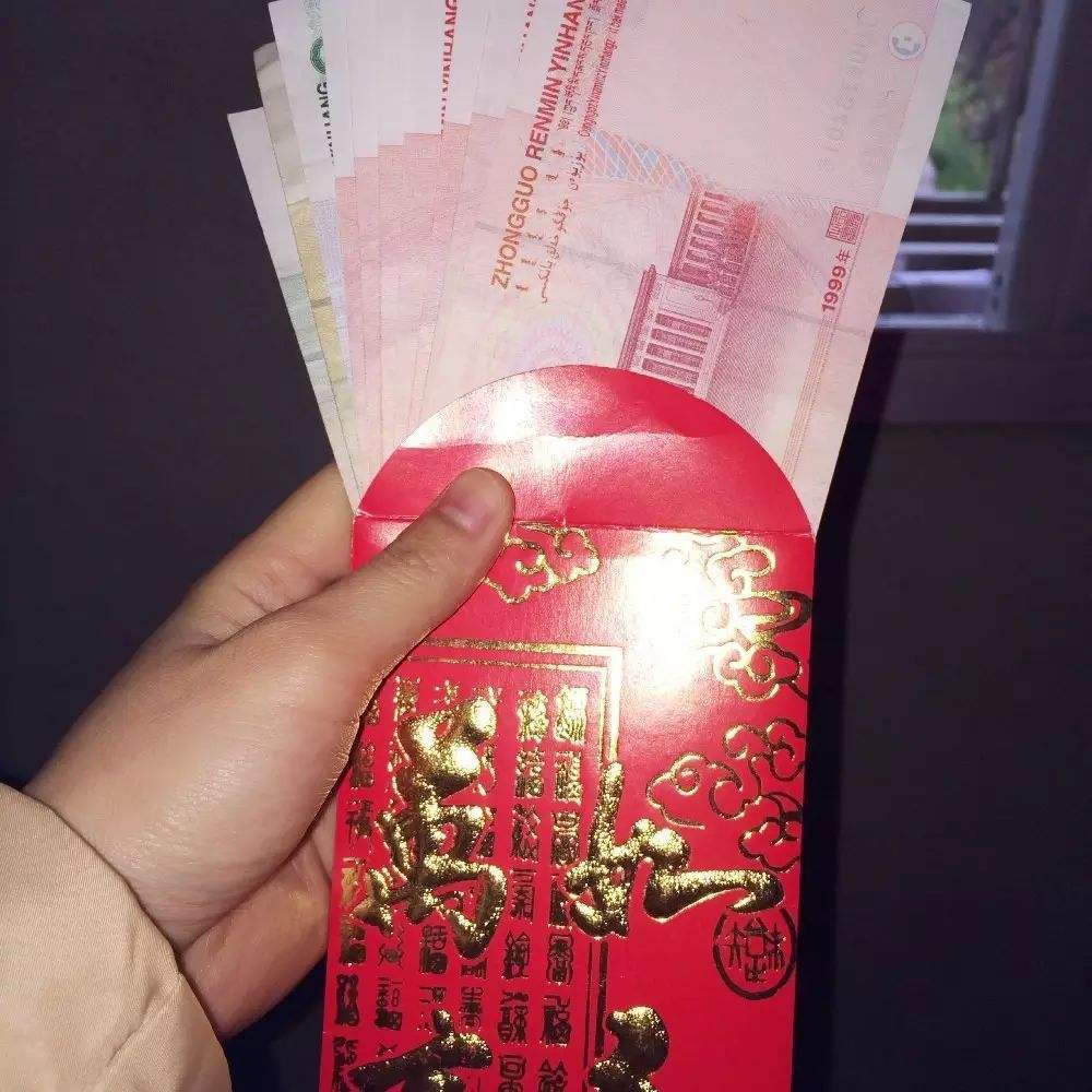 3,当着大人的面给红包有些家长喜欢偷偷给孩子,其实这种方式我不建议