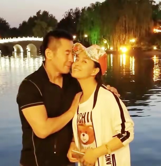 于莉红:嫁演员丈夫,难忘奋斗不生孩子的艰辛,风光背后有泪水